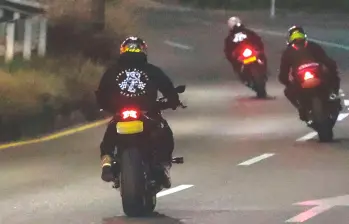 En Las Palmas, habitualmente, las autoridades realizan dos controles para evitar las carreras de carros y motos, y los tradicionales piques. Ahora buscan evadirlos subiendo por Los Balsos. FOTO Manuel Saldarriaga.