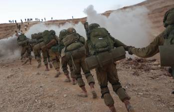 Irán prometió que su país respondería con contundencia a los ataques israelíes en su territorio. En la imagen: soldados de las Fuerzas de Defensa de Israel marchando en Masada, cerca del Mar Muerto, Israel. FOTO: Xinhua