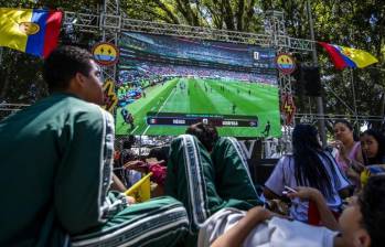 Imagen de referencia del partido inaugural del Mundial 2026 visto en pantalla gigante en Manrique. FOTO Julio César Herrera. 