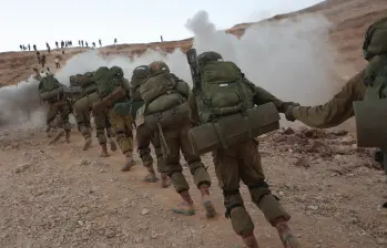Irán prometió que su país respondería con contundencia a los ataques israelíes en su territorio. En la imagen: soldados de las Fuerzas de Defensa de Israel marchando en Masada, cerca del Mar Muerto, Israel. FOTO: Xinhua