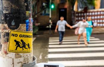 Durante los últimos años, en las calles ciudadanos han protestado por los impactos del auge turístico de Medellín pegando stickers y pancartas. FOTO: Camilo Suárez 