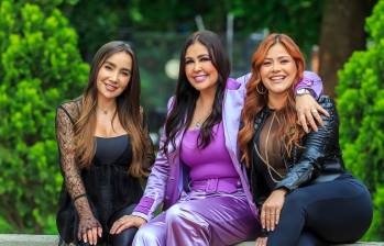 De izquierda a derecha: Paola Jara, Arelys Henao y Francy, se unieron para cantar Entre tres, un himno a la solidaridad y amistad femenina. FOTO Camilo Suárez