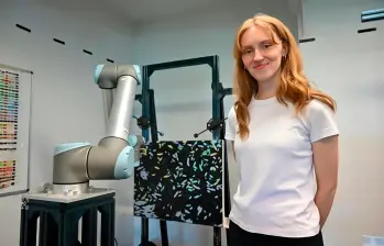 Ella es Audrey-Ève Goulet, la artista creadora de esta idea con el brazo robótico. FOTO AFP
