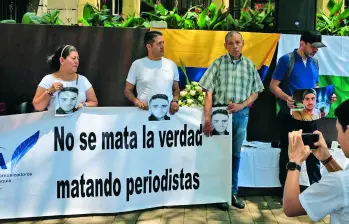 Periodistas de Antioquia hicieron un plantón en La Alpujarra para honrar la memoria de Mateo y pedir justicia ante su asesinato ocurrido en la zona rural de Briceño. Foto: Camilo Suárez.