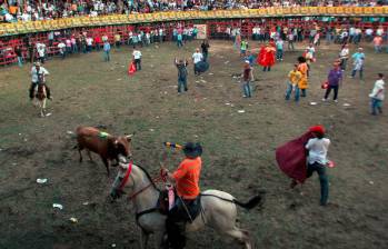 Las corralejas en Caucasia siguen siendo criticadas por las diferentes autoridades por los graves riesgos que representan para los asistentes y los propios animales. FOTO: Archivo