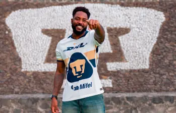 Álvaro Angulo portando su nueva camiseta, la de Pumas de México. FOTO @PumasMX