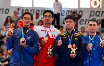 En la imagen aparece Isaac Vélez, con la chaqueta de Colombia, en el podio del taekwondo de los Juegos Bolivarianos. FOTO coc