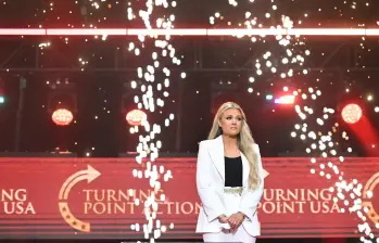 La llegada de la viuda de Charlie Kirk al funeral desató comentarios de rechazo; “parecía un show de la WWE”