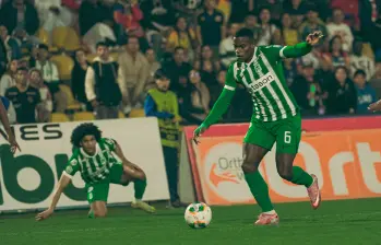 En la imagen aparecen Andrés Román y Eduard Bello durante el juego ante Pasto. FOTO ATLÉTICO NACIONAL