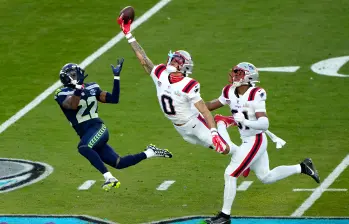 El colombiano Christian González de uniforme blanco, en una de las acciones destacadas del juego en la final del Super Bowl. FOTO GETTY 