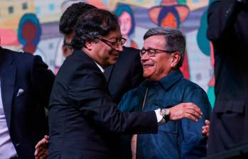 El presidente Gustavo Petro e Israel Ramírez (“Pablo Beltrán”), jefe negociador del ELN, en un evento de los diálogos de paz en 2023. FOTO: Archivo