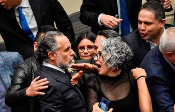 Al final de la jornada tuvo que intervenir la Policía. Efraín Cepeda, presidente del Senado, salió como el ganador de la plenaria, pues se oponía a la consulta. FOTO: Colprensa