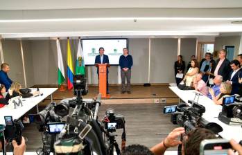 El alcalde de Medellín, Federico Gutiérrez, y el gobernador de Antioquia, Andrés Julián Rendón, durante la rueda de prensa de este lunes. FOTO: Cortesía Alcaldía de Medellín