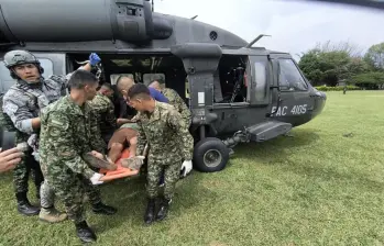 El trasladado de los soldados se hizo en el helicóptero “Ángel” de la Fuerza Aeroespacial Colombiana. FOTO Cortesía FAC.