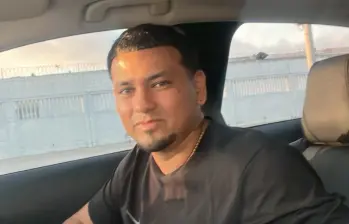 Galo Javier Suárez Román, alias ‘Gato Negro’, fue capturado en Barranquilla en un operativo conjunto entre autoridades de Colombia, Ecuador y Estados Unidos. Sobre él pesaba una circular roja de Interpol. FOTO: @JohnReimberg vía X. 