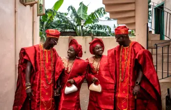 En la cultura de Nigeria los gemelos tienen un significado especial. En la foto aparecen las dos parejas compuestas por gemelos. Foto: Afp