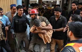 Tragedia en Pakistán por derrumbe del techo de un colegio. FOTO: AFP. 