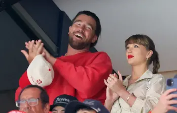  Travis Kelce y Taylor Swift, una de las parejas más comentadas entre el deporte y la música. Foto: Getty Images via AFP. 