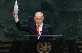 El primer ministro israelí, Benjamin Netanyahu, durante su discurso ante la Asamblea General de la ONU, marcado por la salida de decenas de delegados y los abucheos de quienes permanecieron en el recinto. FOTO: AFP.