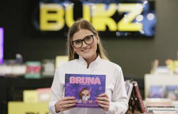 Alejandra Mesa presentó el libro Bruna y su mundo atómico en la librería Bukz de Medellín. FOTO: CORTESÍA