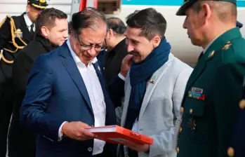 El presidente Gustavo Petro y Sebastián Guanumen durante una visita del mandatario a Chile. FOTO: Colprensa