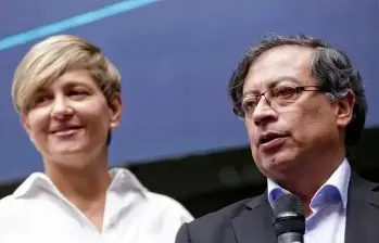Verónica Alcocer y el saliente presidente Gustavo Petro estarían en proceso de separación. FOTO COPRENSA