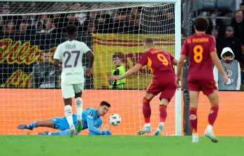 Berke Ozer, arquero del Lille OSC, se robó los aplausos luego de atajar el mismo penalti en tres ocasiones. Foto: GETTY