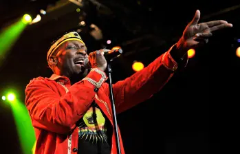 Jimmy Cliff, la icónica estrella del reggae que contribuyó a transformar la música de la isla en un fenómeno cultural global, tenía 81 años al momento de su muerte. Foto: Afp.