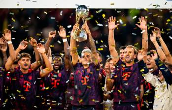 Luis Díaz celebra el título de la Supercopa de Alemania conseguido ante el Borussia Dortmund. FOTO GETTY 