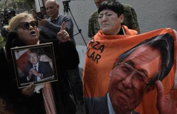 Simpatizantes de Alberto Fujimori despiden a su expresidente en las honras fúnebres en Lima, Perú. FOTO: Getty