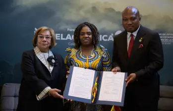 El acuerdo entre los Ministerios de Transporte de ambos países busca fortalecer la conectividad marítima, optimizar procesos logísticos y consolidar a Colombia como una puerta estratégica de entrada al continente africano. En la foto Rosa Yolanda Villavicencio, canciller; Francia Márquez, vicepresidenta; y Samuel Okudzeto Ablakwa, ministro de Asuntos Exteriores de Ghana. FOTO: Cancillería
