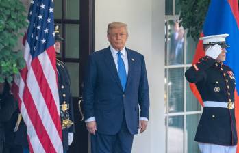 La administración del presidente estadounidense, Donald Trump, se ha mostrado dispuesta a castigar legalmente a aquellos que quemen la bandera de Estados Unidos, un acto de protesta que está protegido por la Corte Suprema de ese país. FOTO: Xinhua