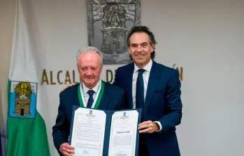 Arturo Calle recibió la Medalla al Mérito Cívico y Empresarial Gonzalo Mejía Categoría Oro, otorgada por el alcalde de Medellín, Federico Gutiérrez. FOTO CORTESÍA ALCALDÍA DE MEDELLÍN