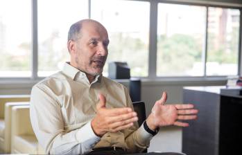 Bernardo Vargas Gibsone, expresidente de ISA, cuestionó la politización de la compañía tras su venta a Ecopetrol y defendió recuperar un gobierno corporativo fuerte para fortalecerla. FOTO EL COLOMBIANO