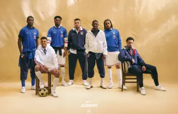 Jacquemus diseñó una colección cápsula de siete piezas para la selección francesa, donde el elemento central es una camiseta de pre‑partido con estética elegante (rayas finas y estilo retro). FOTO: Cortesía Nike y Jaquemus.
