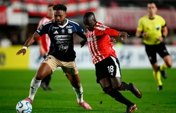El lateral colombiano Léyser Chaverra, del DIM, y el extremo vallecaucano Edwuin Cetré, de Estudiantes, disputan un balón en el estadio de La Plata, en Argentina. Foto: AFP