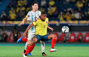 En la imagen aparecen Lionel Messi y Wílmar Barrios en uno de los enfrentamientos entre Colombia y Argentina. FOTO GETTY