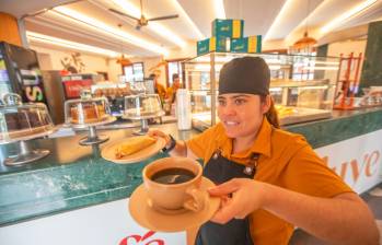 Tres jóvenes con discapacidad intelectual hacen parte del equipo que prepara y atiende en el café que se convierte en otro espacio especial en el Centro para la cultura y el encuentro. FOTO ESNEYDER GUTIÉRREZ CARDONA