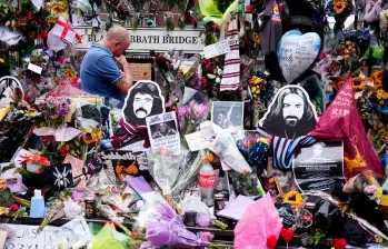 El cortejo fúnebre de Ozzy Osbourne recorrió las calles de Birmingham acompañado por miles de fanáticos con camisetas y banderas del Príncipe de las Tinieblas. FOTO Getty