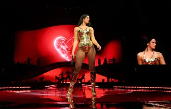 A medida que crece la expectativa por el show de Dua Lipa en Bogotá las inteligencias artificiales más reconocidas anticipan cuál sería el tema en español que podría interpretar la artista durante su presentación en El Campín. FOTO: AFP. 