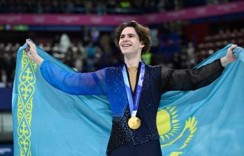 Mikhail Shaidorov celebra su histórica medalla de oro en los Juegos Olímpicos de Invierno Milano Cortina 2026, donde sorprendió al imponerse en la final masculina de patinaje artístico. FOTO: WANG Zhao / AFP.