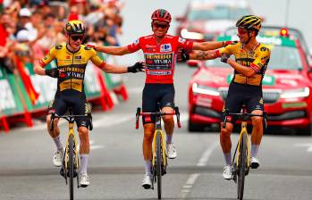 Kuss (centro), el hombre más fuerte de la Vuelta a España y felicitado por otros dos grandes campeones, Vingegaard y Roglic . FOTO @VUELTA A ESPAÑA