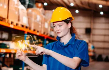Personal logístico trabajando en una bodega gracias a su aplicación en Magneto Empleos: iStock