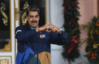 El presidente venezolano, Nicolás Maduro, gesticula durante un acto por el Día del Estudiante Venezolano, en Caracas, Venezuela, el 21 de noviembre de 2025. Los estudiantes venezolanos se movilizaron el viernes en Caracas para celebrar su día y en defensa de la paz y la educación. FOTO: Xinhua
