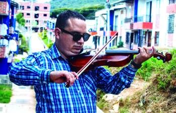 Esneider Alcaraz es compositor, intérprete y profesor de música. Toca 7 instrumentos musicales. FOTO Julio Herrera. 