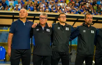 Hernán Darío Gómez y parte de su cuerpo técnico en la selección de El Salvador. FOTO TOMADA X@LaSelecta_SLV