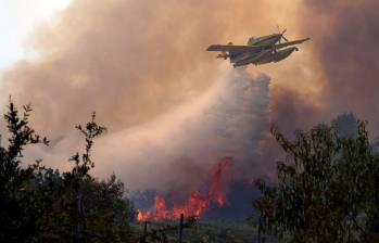 Bomberos y equipos de emergencia trabajan para contener los incendios forestales que afectan a España y Francia, mientras las altas temperaturas y el viento amenazan con reactivar varios focos activos. FOTO: AFP.