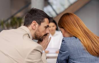 Según estudios, el chisme contribuye a mantener buenas relaciones sociales y a evitar comportamientos egoístas. FOTO: Getty