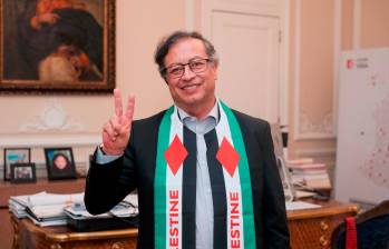 El presidente Petro en la Casa de Nariño portado símbolos alusivos a Palestina. La oposición le pide que resuelva los problemas internos en lugar de hablar de conflictos externos. FOTO CORTESÍA
