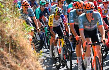 Egan tuvo que hacer un doble esfuerzo para recuperar terreno perdido y cruzar este martes con el mismo tiempo que el pelotón principal en la cuarta etapa del Giro de Italia. FOTO: GETTY